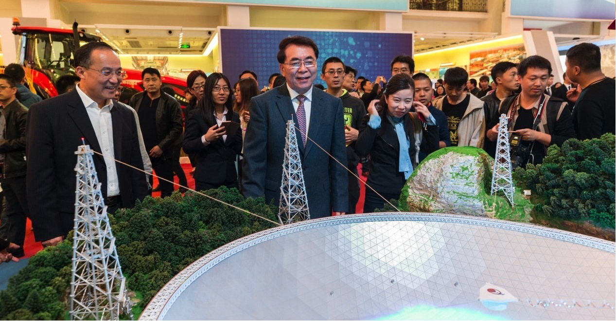白春禮一行參觀“砥礪奮進(jìn)的五年”大型成就展