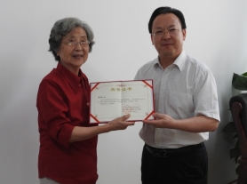 2016年9月5日，時任中國科學(xué)院副院長譚鐵牛向鐘琪榮譽團長頒發(fā)證書
