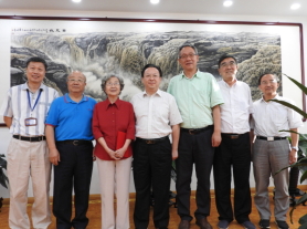 2016年9月5日，時任中國科學(xué)院副院長譚鐵牛（左四）、科學(xué)傳播局周德進局長、離退休干部工作局孫建國局長與我團領(lǐng)導(dǎo)合影